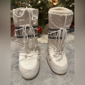 Worn once White Moon boots, US- Size 7/8,5
EU-Size 39/41